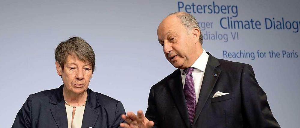 Der französische Außenminister Laurent Fabius dankt der "cher Barbara", der Gastgeberin Barbara Hendricks, für die Einladung zum Austausch. Hendricks hält eine "Superheldenmaske" in der Hand, die ihr vor Beginn der Konferenz von der Kampagnenorganisation Avaaz samt 2,3 Millionen Unterschriften für ein starkes Klimaziel überreicht worden war.