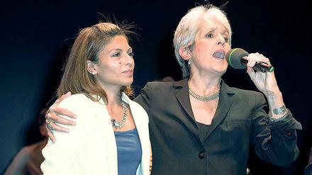 Herz und Solidarität. Joan Baez (r.) tritt bei der Verleihung der „Ambassador of Conscience“-Awards in Berlin gemeinsam mit Ensaf Haidar auf, der Ehefrau des inhaftierten saudiarabischen Bloggers Rauf Badawi. 