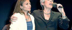 Herz und Solidarität. Joan Baez (r.) tritt bei der Verleihung der „Ambassador of Conscience“-Awards in Berlin gemeinsam mit Ensaf Haidar auf, der Ehefrau des inhaftierten saudiarabischen Bloggers Rauf Badawi. 