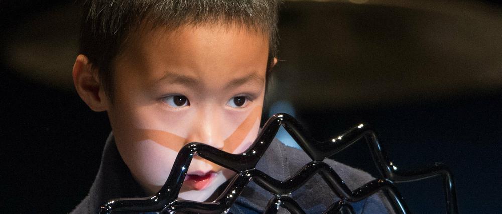 Der Sohn des chinesischen Künstlers Ai Weiwei, Ai Lao, nimmt am 21.05.2015 in Berlin stellvertretend die seinem Vater verliehene Auszeichnung "Botschafter des Gewissens" entgegen. Mit dem Preis würdigt die Menschenrechtsorganisation Amnesty International Aktivisten und Künstler, die sich herausragend für die Menschenrechte engagieren. Foto: Soeren Stache/dpa