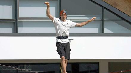 Dean Potter balanciert am 19.07.2007 auf der Freizeit-Fachmesse Outdoor in Friedrichshafen am Bodensee (Baden-Württemberg) über ein Seil. Am Samstag ist der Expremsportler bei einem "Base-Jump" in Kalifornien ums Leben gekommen. 