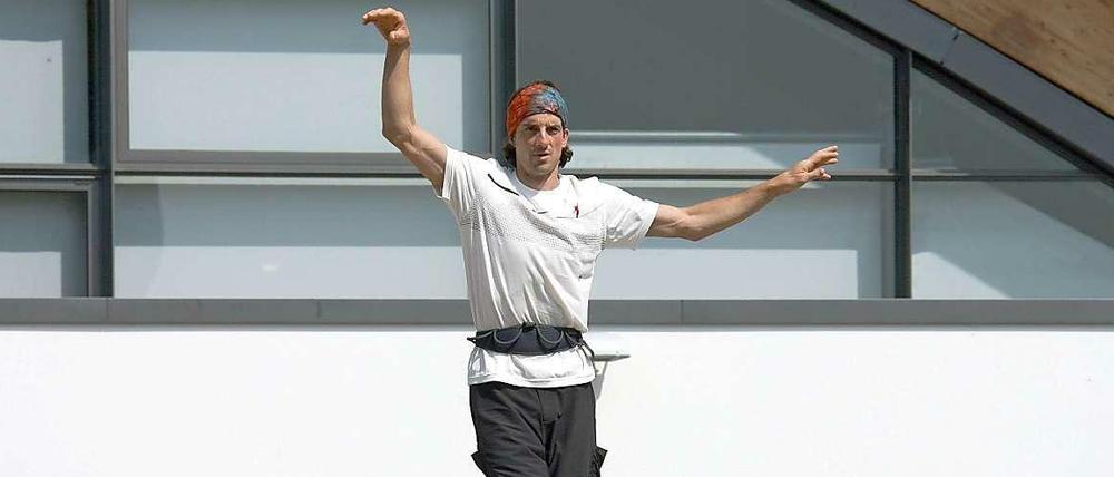 Dean Potter balanciert am 19.07.2007 auf der Freizeit-Fachmesse Outdoor in Friedrichshafen am Bodensee (Baden-Württemberg) über ein Seil. Am Samstag ist der Expremsportler bei einem "Base-Jump" in Kalifornien ums Leben gekommen.