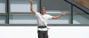 Dean Potter balanciert am 19.07.2007 auf der Freizeit-Fachmesse Outdoor in Friedrichshafen am Bodensee (Baden-Württemberg) über ein Seil. Am Samstag ist der Expremsportler bei einem "Base-Jump" in Kalifornien ums Leben gekommen. 