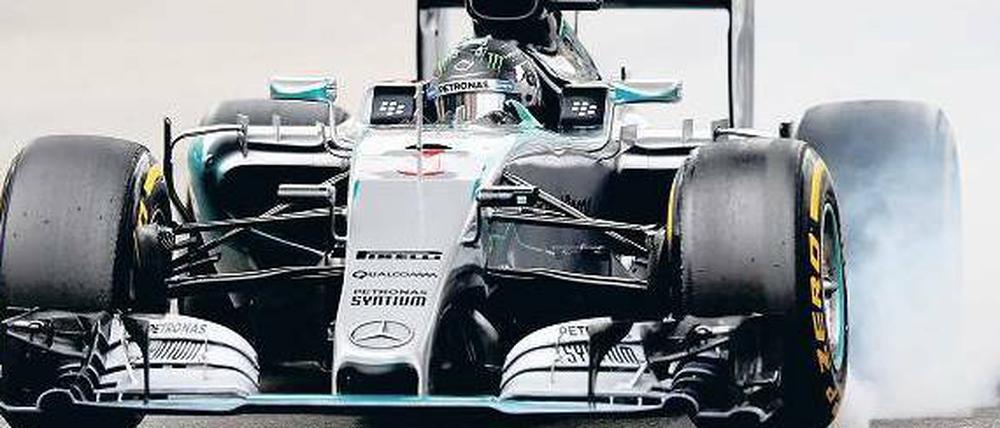 Viel weißer Rauch. Seine Verbremser in der Qualifikation ärgerten Nico Rosberg maßlos. Sein Mercedes-Teamkollege Lewis Hamilton könnte nun im Rennen davon profitieren.Foto: dpa