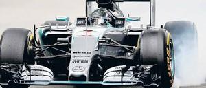 Viel weißer Rauch. Seine Verbremser in der Qualifikation ärgerten Nico Rosberg maßlos. Sein Mercedes-Teamkollege Lewis Hamilton könnte nun im Rennen davon profitieren.Foto: dpa