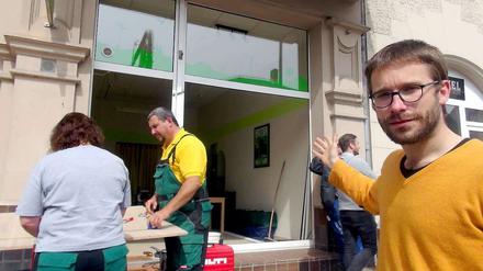 Sebastian Striegel, innenpolitischer Sprecher von Bündnis 90/Die Grünen im Landtag von Sachsen-Anhalt, zeigt auf das Abgeordnetenbüro der Grünen in Bitterfeld-Wolfen, dessen Scheiben eingeschlagen worden waren. 
