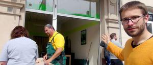 Sebastian Striegel, innenpolitischer Sprecher von Bündnis 90/Die Grünen im Landtag von Sachsen-Anhalt, zeigt auf das Abgeordnetenbüro der Grünen in Bitterfeld-Wolfen, dessen Scheiben eingeschlagen worden waren. 