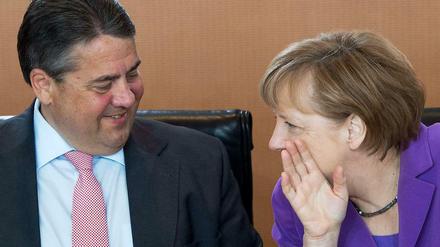 Die Kanzlerin vertraut ihrem Wirtschaftsminister noch (sagt sie). Was sie ihm hier, vor der Kabinettssitzung am Mittwoch, wohl gerade vertrauensvoll zuflüstert? Möglicherweise ein Hinweis auf die Umfragewerte der FDP, die nach jetzigem Stand gute Chancen hat, wieder in den Bundestag einzuziehen. Wobei Sigmar Gabriel das wahrscheinlich weniger vergnügt aufgenommen hätte. 