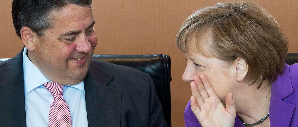 Die Kanzlerin vertraut ihrem Wirtschaftsminister noch (sagt sie). Was sie ihm hier, vor der Kabinettssitzung am Mittwoch, wohl gerade vertrauensvoll zuflüstert? Möglicherweise ein Hinweis auf die Umfragewerte der FDP, die nach jetzigem Stand gute Chancen hat, wieder in den Bundestag einzuziehen. Wobei Sigmar Gabriel das wahrscheinlich weniger vergnügt aufgenommen hätte.