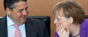 Die Kanzlerin vertraut ihrem Wirtschaftsminister noch (sagt sie). Was sie ihm hier, vor der Kabinettssitzung am Mittwoch, wohl gerade vertrauensvoll zuflüstert? Möglicherweise ein Hinweis auf die Umfragewerte der FDP, die nach jetzigem Stand gute Chancen hat, wieder in den Bundestag einzuziehen. Wobei Sigmar Gabriel das wahrscheinlich weniger vergnügt aufgenommen hätte. 