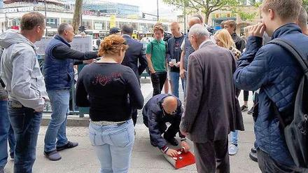 Hier gewinnen nur die Banden. Hütchenspieler am Donnerstag am Ku'damm, Ecke Joachimsthaler Straße.