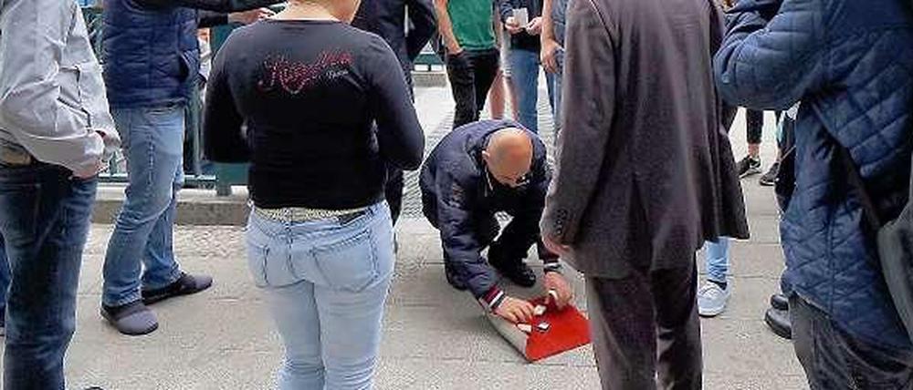 Hier gewinnen nur die Banden. Hütchenspieler am Donnerstag am Ku'damm, Ecke Joachimsthaler Straße.