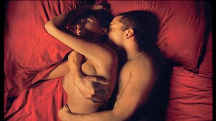 Die Schauspieler Karl Glusman und Aomi Muyock als Liebespaar in Gaspar Noés neuem Film "Love".