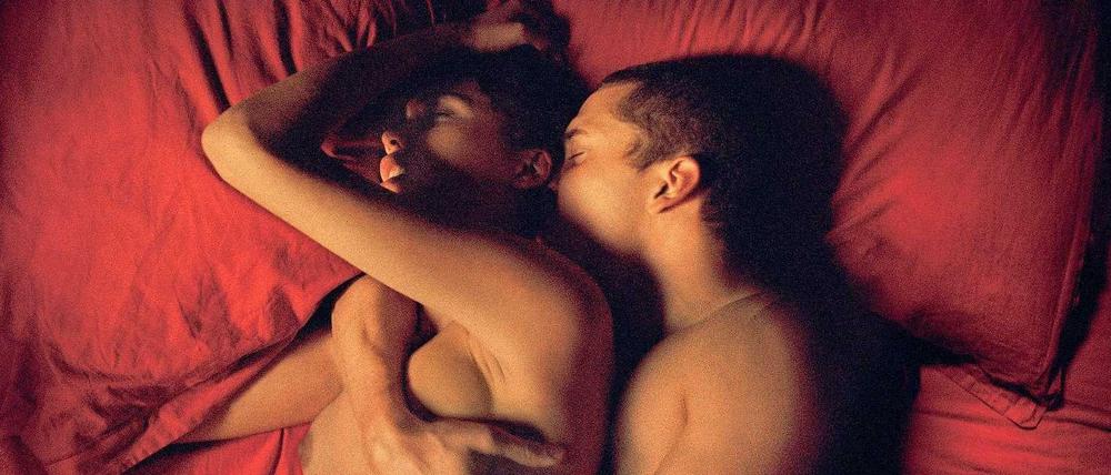 Die Schauspieler Karl Glusman und Aomi Muyock als Liebespaar in Gaspar Noés neuem Film "Love".