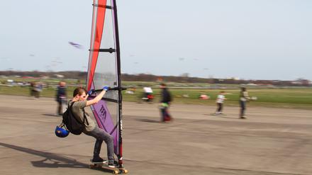 Skater, Wind- und Kitesurfer auf dem Tempelhofer Feld in Berlin-Tempelhof. 