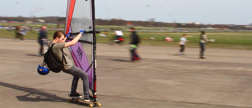 Skater, Wind- und Kitesurfer auf dem Tempelhofer Feld in Berlin-Tempelhof. 