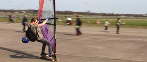 Skater, Wind- und Kitesurfer auf dem Tempelhofer Feld in Berlin-Tempelhof. 