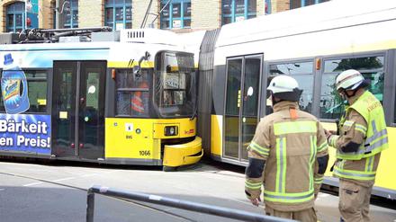 In die Flanke gedahren. Zwei Straßenbahnen sind am Montag in Oberschöneweide zusammengestoßen.