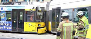 In die Flanke gedahren. Zwei Straßenbahnen sind am Montag in Oberschöneweide zusammengestoßen.