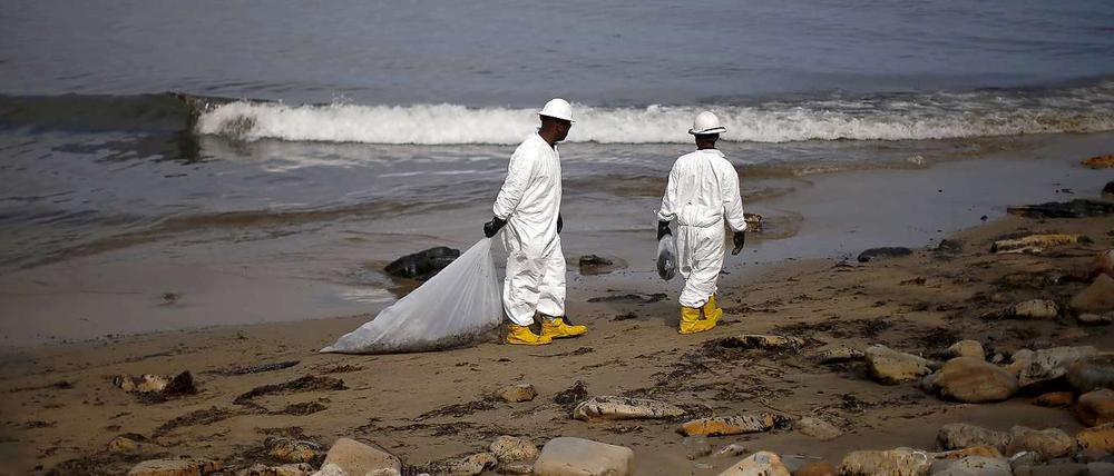 Die Reinigungsarbeiten an den Stränden in Kalifornien laufen auf Hochtouren.