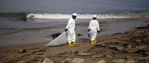 Die Reinigungsarbeiten an den Stränden in Kalifornien laufen auf Hochtouren.