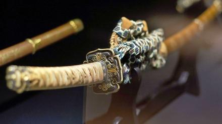 Ein Samuraischwert ist eine alte japanische Kriegswaffe mit extrem scharfer Klinge.