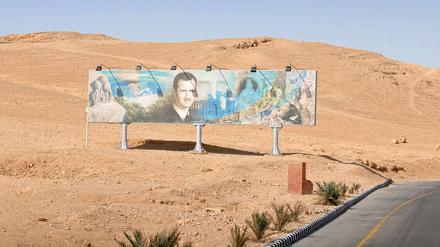 Noch ist Präsident Baschar Assad quasi allgegenwärtig wie hier mitten in der syrischen Wüste.