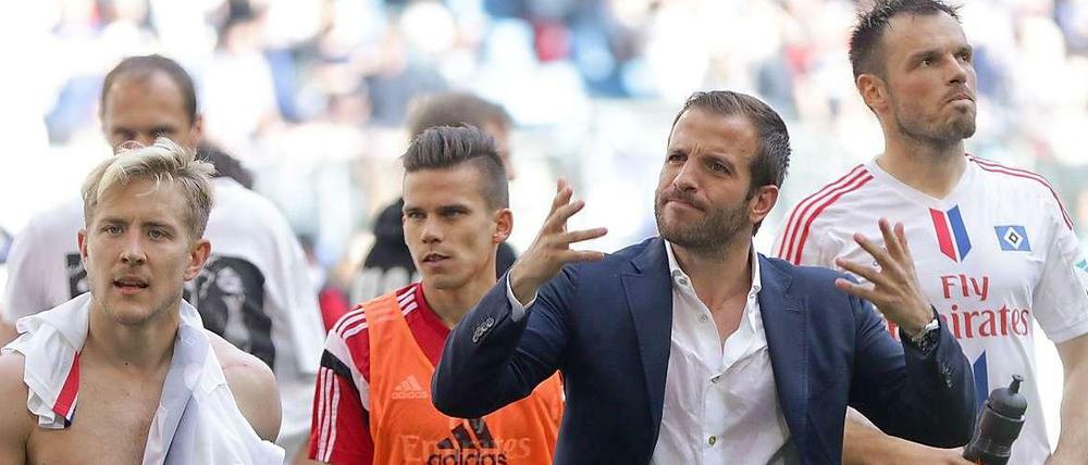 Die HSV-Profis Lewis Holtby (von links), Zoltan Stieber, Rafael van der Vaart und Heiko Westermann müssen noch zwei Spiele weiter zittern.. 