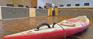 Tatwerkzeug. Mit diesem Kajak soll der Maskenmann sein Opfer verschleppt haben. Im Gerichtssaal wurde das Boot herausgeputzt präsentiert. 