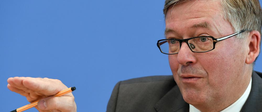 Der Wehrbeauftragte des Bundestages, Hans-Peter Bartels (SPD), will die finanzielle Ausstattung der Bundeswehr verbessern.