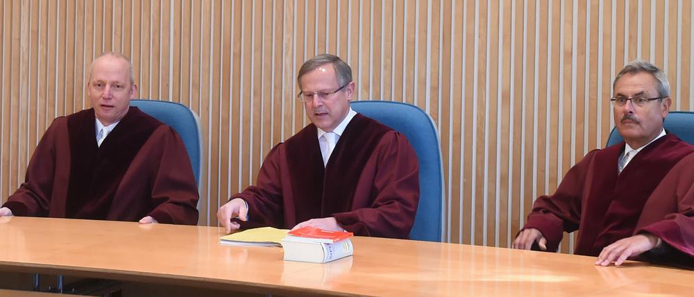Der Dritte Strafsenat beim Bundesgerichtshof kippt das Urteil im Völkermord-Prozess gegen einen ehemaligen ruandischen Bürgermeister. Das Verfahren wird nun ans Oberlandesgericht Frankfurt zurückverwiesen.