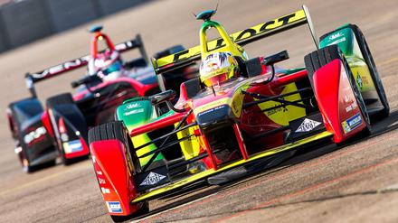 Daniel Abt in seinem Elektro-Rennwagen auf der Strecke bei der Formel E.