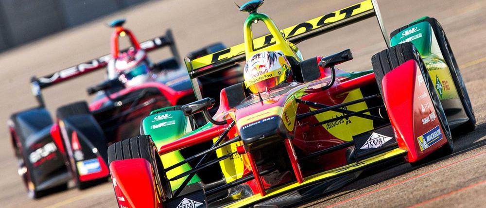 Daniel Abt in seinem Elektro-Rennwagen auf der Strecke bei der Formel E.