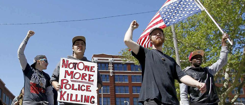 Unmittelbar nach der Urteilsverkündung kam es zu ersten Protesten.