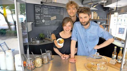 Die drei Haferfreunde: Anna, Levin und Leandro mit einer Portion Porridge.