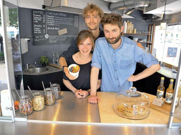 Die drei Haferfreunde: Anna, Levin und Leandro mit einer Portion Porridge.