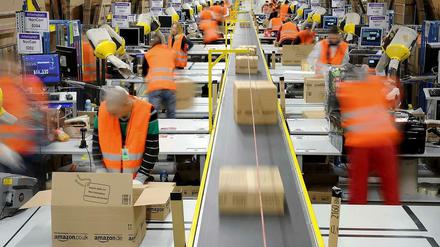 Fließbandarbeit bei Amazon. Der Internethändler steht nicht nur wegen der Arbeitsbedingungen, sondern auch wegen seiner Steuervermeidung in der Kritik.