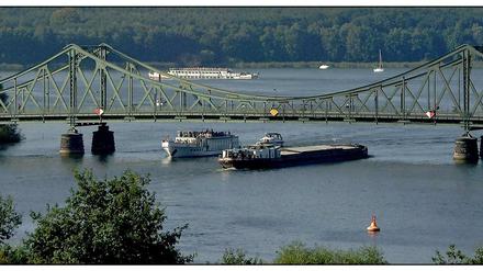 Hier kommt zusammen, was zusammengehört. Die Glienicker Brücke verbindet Berlin und Brandenburg.
