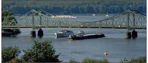 Hier kommt zusammen, was zusammengehört. Die Glienicker Brücke verbindet Berlin und Brandenburg.