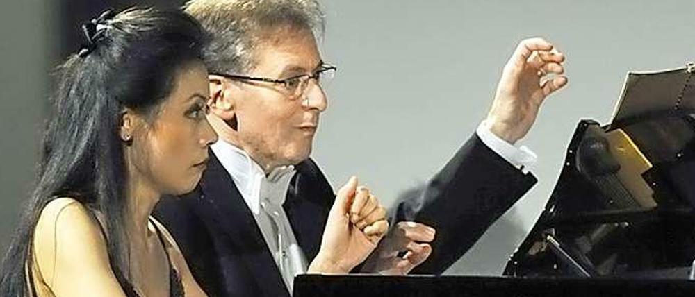 Ya-Fei Chuang und Robert Levin vierhändig am Klavier.