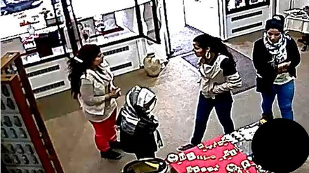 Auf diesem Bild einer Überwachungskamera sind die vier gesuchten Frauen zu erkennen.