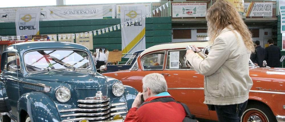 Gut in Schuss. Bei der diesjährigen "Oldtimer Show" in Paaren/Glien kommen Fans des glänzenden Chromsvon Sonnabend bis Montag auf ihre Kosten. Mehr als 200 Aussteller und 5200 private Autobesitzer präsentieren ihre Schätze.