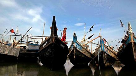 Auf Booten flüchten Tausende Angehörige der muslimischen Minderheit der Rohingya aus Myanmar. In Malaysia wurden nun Massengräber mit den Leichen von Flüchtlingen entdeckt.