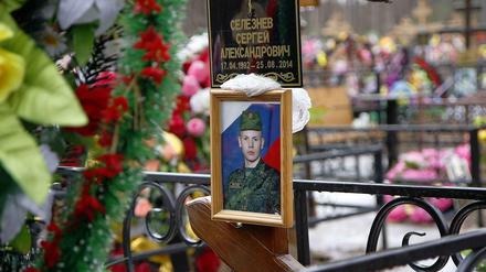 Letzte Ruhe. Sergej Selesnjow starb mit 22 Jahren, als ihn ein ukrainischer Granatsplitter traf. Er hinterließ eine schwangere Freundin.