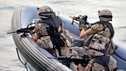 Auch deutsche Soldaten kommen vor Libyen zum Einsatz. Das Foto zeigt ein Sicherungsteam der Fregatte "Karlsruhe" bei einer Übung vor Dschibuti.