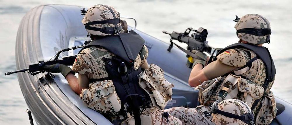 Auch deutsche Soldaten kommen vor Libyen zum Einsatz. Das Foto zeigt ein Sicherungsteam der Fregatte "Karlsruhe" bei einer Übung vor Dschibuti.