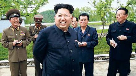Zur Schau gestellte Fröhlichkeit. Auf offiziellen Fotos – wie diesem vom Besuch einer Fischfarm – gibt sich Nordkoreas Staatschef Kim Jong Un als leutseliger Geselle. Im Hintergrund aber entfaltet er ein brutales Machtsystem.