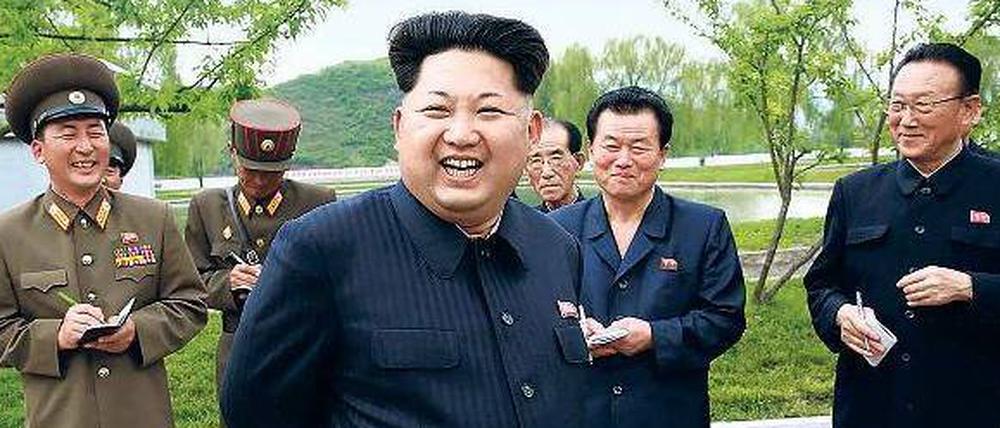 Zur Schau gestellte Fröhlichkeit. Auf offiziellen Fotos – wie diesem vom Besuch einer Fischfarm – gibt sich Nordkoreas Staatschef Kim Jong Un als leutseliger Geselle. Im Hintergrund aber entfaltet er ein brutales Machtsystem. 
