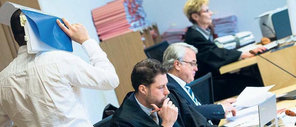 Undurchsichtig. Im Gerichtssaal verbirgt Mario K. sein Gesicht. Beweise, dass er die Verbrechen begangen haben soll, gibt es nicht. Nur eine Reihe von Indizien – und nichts, was ihn entlastet.