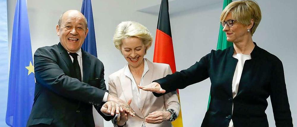 Der französische Verteidigungsminister Jean-Yves Le Drian, seine deutsche Amtskollegin Ursula von der Leyen und die italienische Außenministerin Roberta Pinotti sind sich einig.